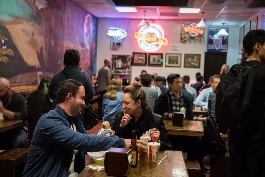 Los visitantes disfrutan de auténtica comida mexicana en el barrio Mission de San Francisco.