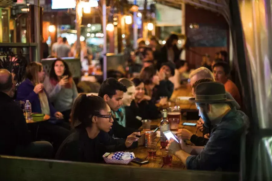 Personas comiendo en un comedor lleno de gente en SoMa , San Francisco, California.