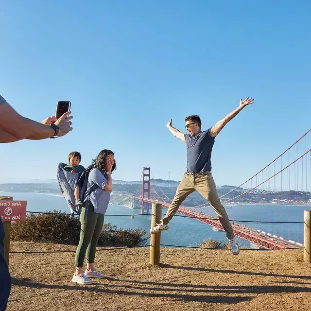 Un grupo tomando fotografías en el Golden Gate Bridge