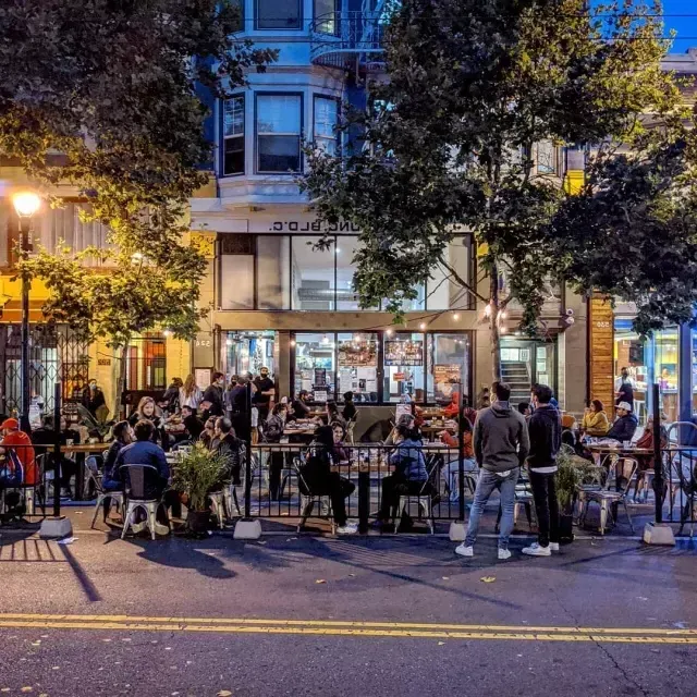 Una multitud disfruta de comida y bebida en la calle Valencia de San Francisco.