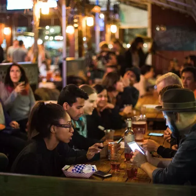 Personas comiendo en un comedor lleno de gente en SoMa , San Francisco, California.